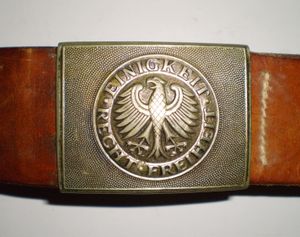 독일 연방군 벨트 버클. "Einigkeit und Recht und Freiheit" 문구가 새겨져 있다.