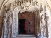 조각가 니콜라우 찬테렌이 1517년에 제작한 고딕 양식에서 르네상스로의 전환을 보여주는 서쪽 출입구