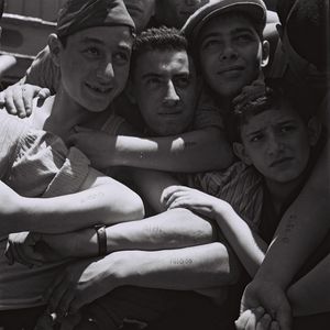 홀로코스트 생존자들이 1945년 7월 하이파 항구에 난민선 마타로아에 탑승하여 도착하는 모습