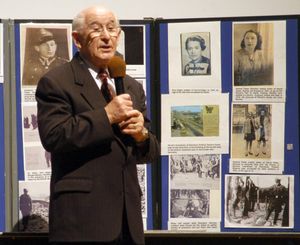 홀로코스트 생존자 데이비드 파버가 2006년, 1939년부터 1945년까지 9개의 강제 수용소에서 겪었던 경험에 대해 이야기하고 있다.