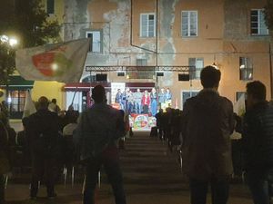 2022년 총선 전 피사에서 열린 마지막 선거 유세에서 니콜라 프라토이안니. 일라리아 쿠키도 무대에 있다.