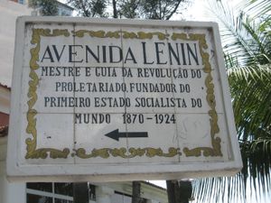 구 포르투갈령에서의 아줄레주 사용 예시 (앙골라 루안다의 "레닌 대로"의 도로 표지)