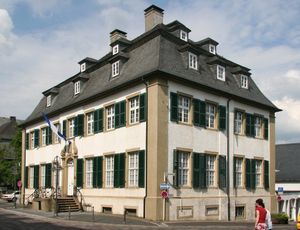 프리드리히 메르츠의 어린 시절 집으로, 그의 어머니 사비니 가문 소유였던 브리론의 사비니 하우스