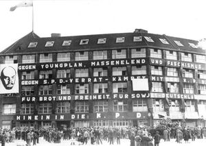 1930년 독일 국가의회 선거 당시 선거 구호가 적혀 있는 카를 리프크네히트 하우스