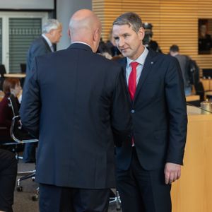 2020년 2월 5일 토마스 켐머리히(왼쪽)를 축하하는 비외른 회케(오른쪽)