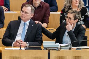 2020년 3월 4일 3차 투표 결과를 보는 보도 라멜로(왼쪽)와 주자네 헤니히벨조(오른쪽)