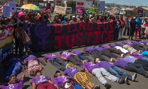 소웨토 프라이드 2012 참가자들이 "정의를 위해 죽다(Dying for Justice)"라는 배너와 "발언하는 여성과의 연대(Solidarity with women who speak out)"라고 적힌 티셔츠를 들고 레즈비언에 대한 폭력에 항의하고 있다.