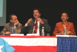 푸에르토리코 출신 민주당 소속 미국 연방 하원 의원 루이스 구티에레즈 (왼쪽), 호세 엔리케 세라노 (중앙) 및 니디아 벨라스케즈가 2004년 뉴욕 시 호스토스 커뮤니티 칼리지에서 열린 Encuentro Boricua 컨퍼런스에서 연설하고 있다.