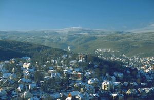 베르니게로데 성에서 바라본 시가지와 뒤쪽의 브로켄 산