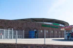 에어드가스 스포츠파크(Erdgas Sportpark)는 할레셔 FC(Hallescher FC)의 홈구장이다.