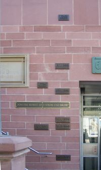 프랑크푸르트 시내 건물의 벽에 부착된 홍수 수위