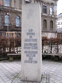 1983년에 건립된 야코프 헤르츠 기념 기둥