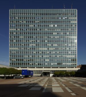 한스 마우러가 설계한 행정 고층 건물 "유리 궁전"