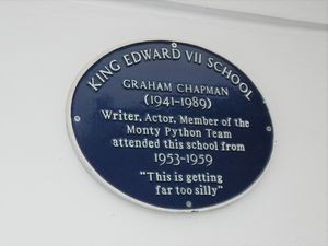 채프먼이 다녔던 멜턴 모브레이 문법 학교(현재 킹 에드워드 7세 학교)의 블루 플라크