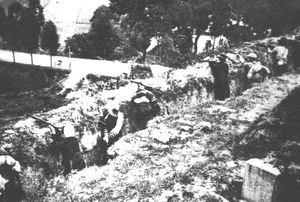 둥장 유격대가 참호에서 전투를 벌이고 있다.