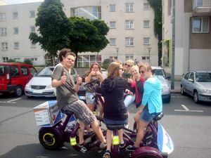 베를린에서 자전거를 타는 관광객