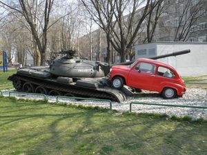 세르비아 군의 탱크를 막아선 피아트 600 자동차를 형상화한 Crveni fićo 설치물