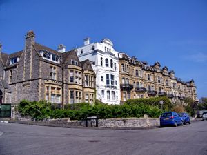 도시의 전형적인 빅토리아 시대 건축물