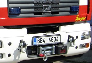 윈치가 내장된 MAN 소방차의 전면. 손상된 자동차를 견인하는 데 사용됩니다. 셔클은 유사한 역할을 합니다.