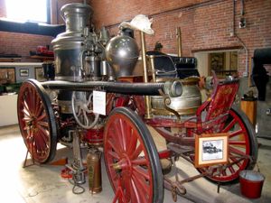 1871년식 아모스케그 매뉴팩처링 컴퍼니(en:Amoskeag Manufacturing Company)제 증기 소방차. 증기 기관에 의한 자가 주행이 가능하게 된 모델이다.