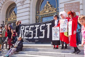 여성 파업의 날 시위대가 샌프란시스코 시청 앞에서 시위를 벌이고 있다.