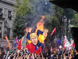 마닐라의 활동가들이 "파시스트 스피너"라고 불리는 회전하는 트럼프 허수아비를 불태우고 있으며, 이는 피젯 스피너에서 영감을 받았다.