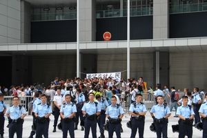 경찰이 시민 광장에서 시위하는 학생들을 포위하고 있다 (9월 27일)