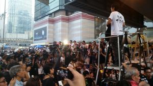 알렉스 차우가 2014년 10월 2일 17:54 점거 중심 시위 군중에게 연설하고 있다.