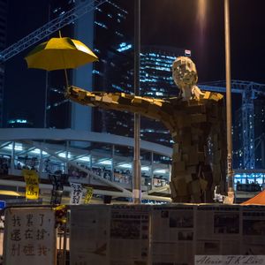 금종에 놓인 "노란 우산 거인"의 조각