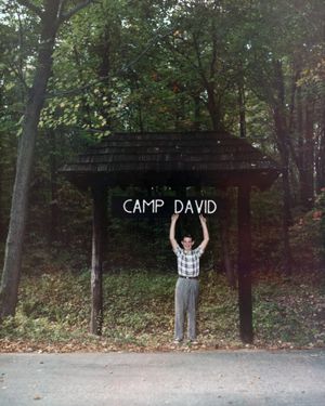 1960년 12세의 아이젠하워가 자신의 이름을 딴 대통령 별장에서 표지판을 들고 포즈를 취하고 있다.