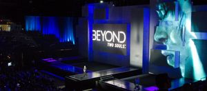 데이비드 케이지가 E3 2012에서 비욘드: 투 소울즈를 발표하고 있다.