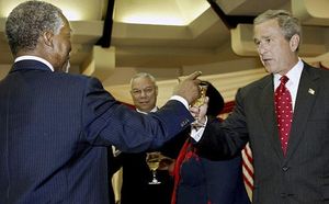남아프리카 공화국을 방문한 조지 W. 부시 미국 대통령과 건배하는 음베키
