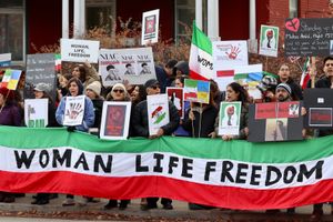 구호가 적힌 간판(중앙 및 북부 쿠르드어 및 영어)