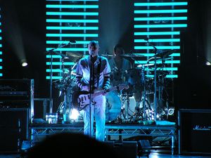 2007년 5월 22일, 프랑스 르 그랑 렉스에서 공연하는 스매싱 펌킨스. 밴드의 해체 이후 첫 공연이며, 왼쪽부터 빌리 코건(앞)과 지미 챔벌린(뒤)