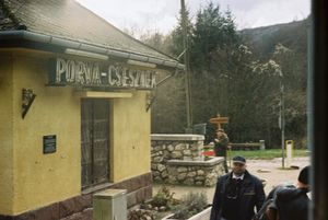 2020년 12월 마스크를 착용한 헝가리 국영 철도 열차 승무원. 2020년 5월 4일부터 2021년 7월 3일까지 대중교통 수단에서 마스크(2020년 9월까지 스카프 허용)로 입과 코를 가리는 것이 의무화되었다.