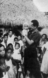 ELN 게릴라: 카밀로 토레스 신부가 콜롬비아 농민들 사이에 있다.