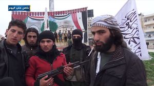 2015년 반군이 이들리브 전투에서 승리한 후, 이들리브의 미흐라브 로터리에서 바트주의 벽화를 훼손하는 시리아 반군