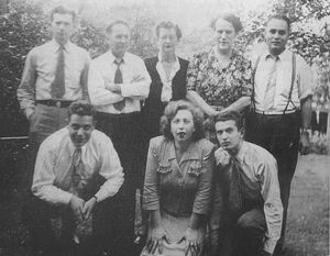 랄프 번치(오른쪽 위)와 제2차 세계 대전 중 그의 참모들. 그는 전략 사무국 아프리카 연구 부서의 책임자였다. 기밀 해제됨.