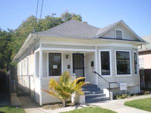 사우스 로스앤젤레스(South Los Angeles)에 있는 랠프 J. 번치 하우스(Ralph J. Bunche House). 번치가 어릴 적 할머니와 함께 살았던 곳이다.