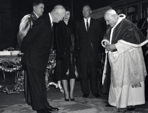 1959년 아이젠하워가 아버지, 아내와 함께 교황 요한 23세(왼쪽)와 함께 찍은 사진.