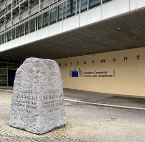 베를레몽 빌딩(Berlaymont building) 앞 브뤼셀의 로베르 쉬망 기념비