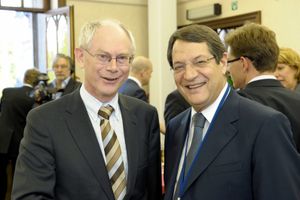 2010년 6월 니코스 아나스타시아데스와 함께 있는 헤르만 반 롬푀이