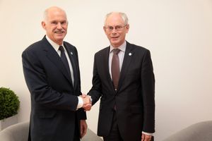 2011년 9월 그리스 총리 요르요스 파판드레우와 함께 있는 반 롬푀이