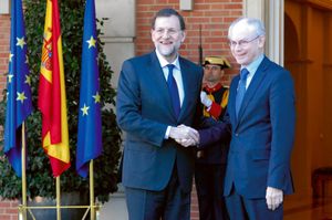 2012년 1월 스페인 총리 마리아노 라호이와 함께 있는 반 롬푀이