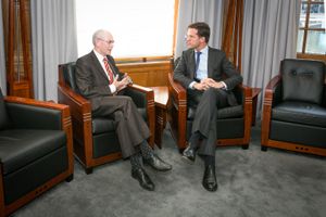 2013년 4월 네덜란드 총리 마르크 뤼터와 함께 있는 반 롬푀이