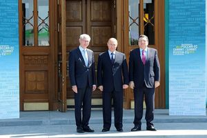 2013년 6월 러시아 대통령 블라디미르 푸틴과 조제 마누엘 바호주 유럽 연합 집행위원회 위원장과 함께 있는 반 롬푀이