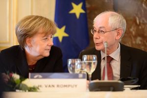 2014년 3월 독일 총리 앙겔라 메르켈과 함께 있는 반 롬푀이