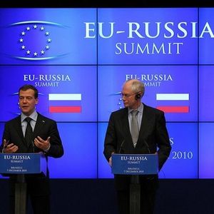 2010년 12월 러시아 대통령 드미트리 메드베데프와 함께 있는 반 롬푀이