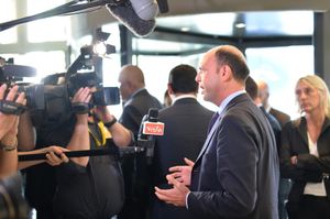 2014년 유럽 정상회담에서 기자들과 대화하는 알파노