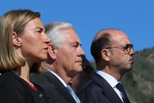 알파노가 렉스 틸러슨 미국 국무부 장관 및 페데리카 모게리니 EU 고위 대표와 함께 2017년 4월 산탄나 디 스타제마에서.